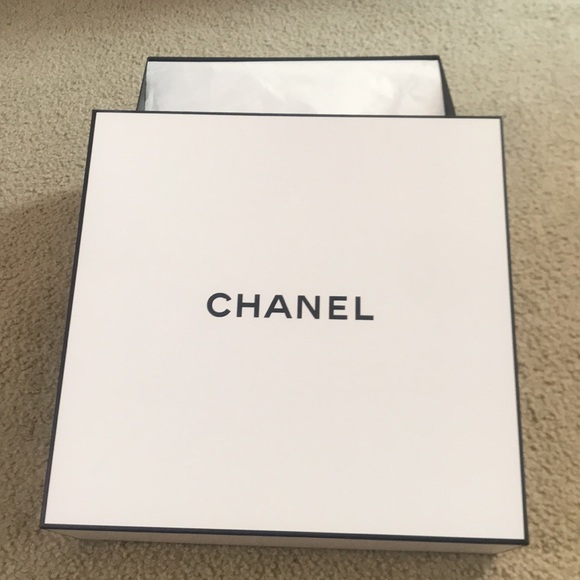 🌸NEW🌸 Chanel large gift box with tissue paper & shredded paper - Picture 13 of 15